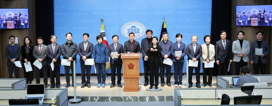 더불어민주당 소속 3선 국회의원들이 12일 서울 여의도 국회 소통관에서 윤석열 대통령 파면 촉구 기자회견을 하고 있다. 연합뉴스